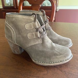 Women’s Clark’s Carleta Lyon khaki suede shoes